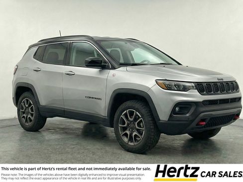 Used 2025 Jeep Compass Trailhawk AWD/4WD image 1