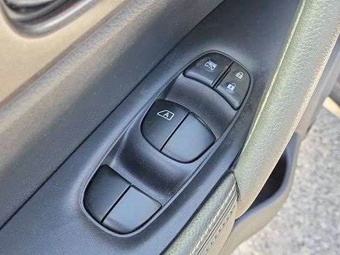Used 2015 Nissan Rogue SV FWD image 19
