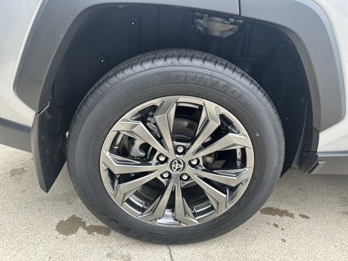 Used 2022 Toyota RAV4 XLE Premium AWD/4WD image 32