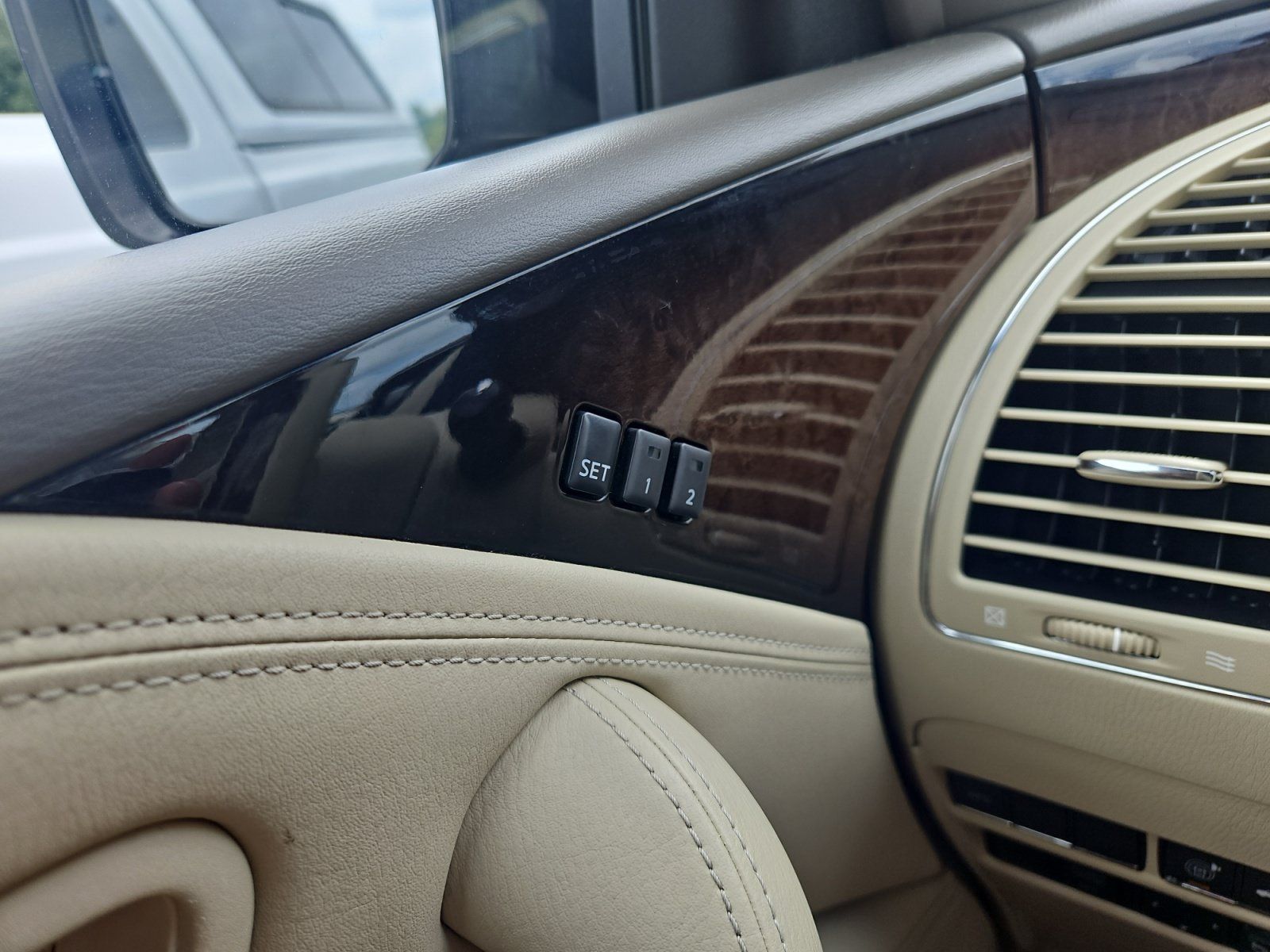 Used 2011 INFINITI QX56 4WD w/ Deluxe Touring Pkg image 17