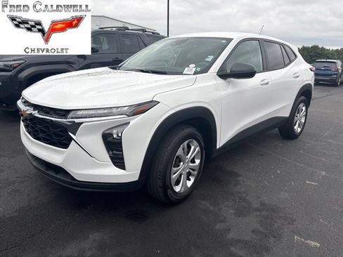 Used 2026 Chevrolet Trax LS FWD image 2