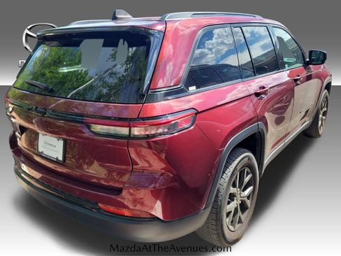 Used 2024 Jeep Grand Cherokee Altitude image 17