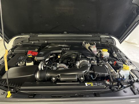 Used 2019 Jeep Wrangler Unlimited Sahara AWD/4WD image 15