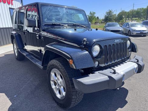 Used 2014 Jeep Wrangler Unlimited Sahara w/ Dual Top Group AWD/4WD image 5