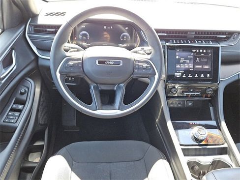 Used 2025 Jeep Grand Cherokee Laredo X image 12