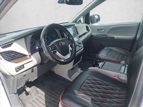 Used 2019 Toyota Sienna XLE Premium w/ Carpet Mat Package FWD image 9