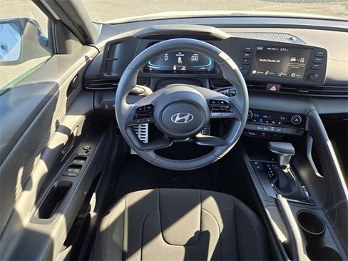 Used 2025 Hyundai Elantra Sport image 12