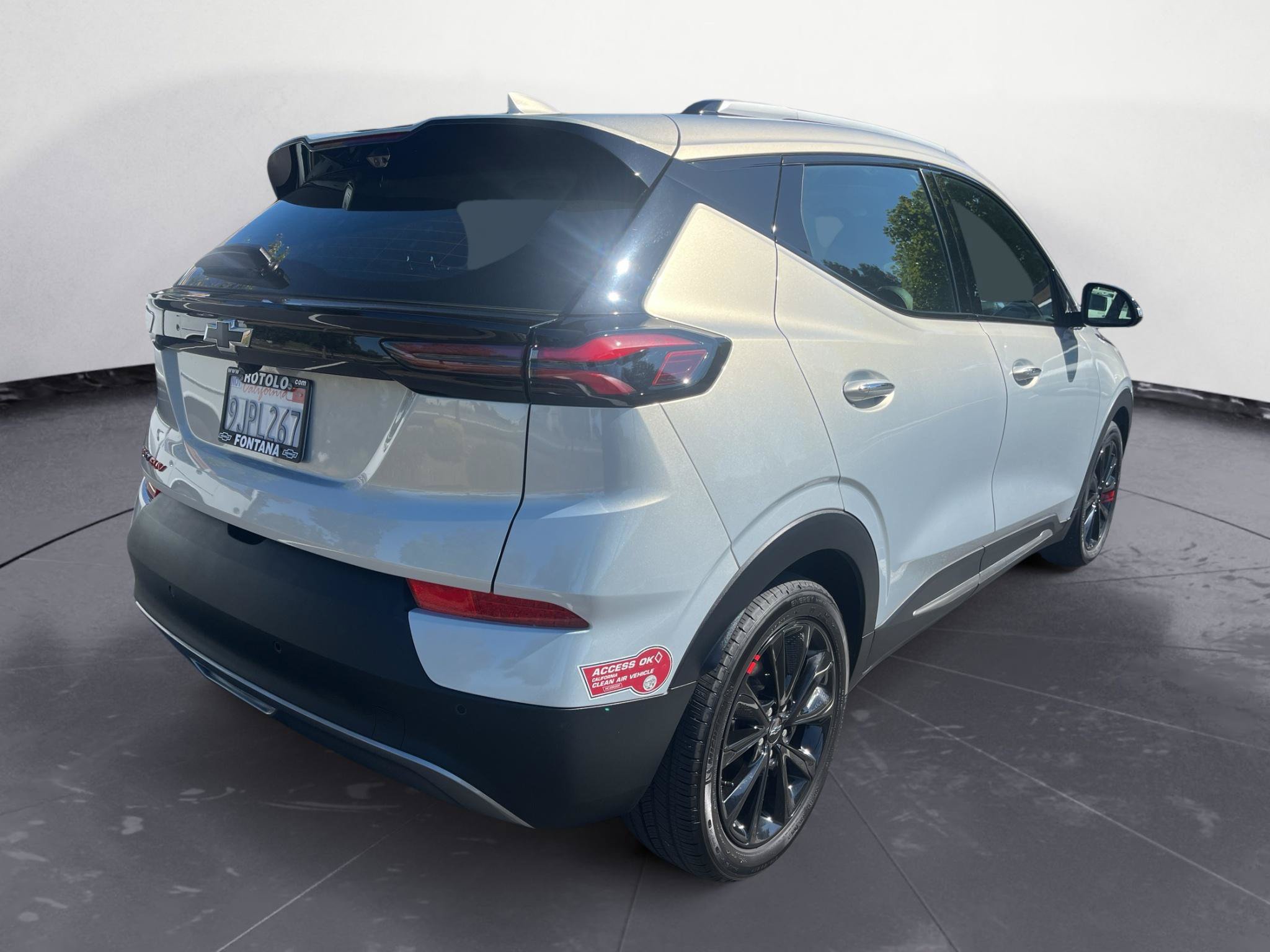 Used 2023 Chevrolet Bolt EUV Premier w/ Sun & Sound Package FWD image 5