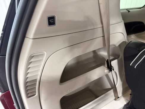 Used 2017 Chrysler Pacifica Touring-L Plus FWD image 6