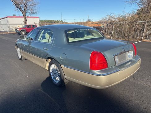 Used 2005 Lincoln Town Car Signature image 5