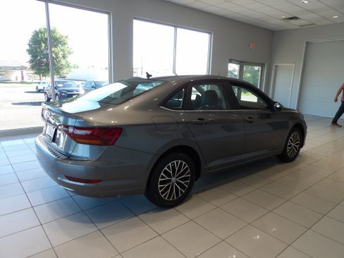 Used 2019 Volkswagen Jetta SE w/ Cold Weather Package FWD image 4