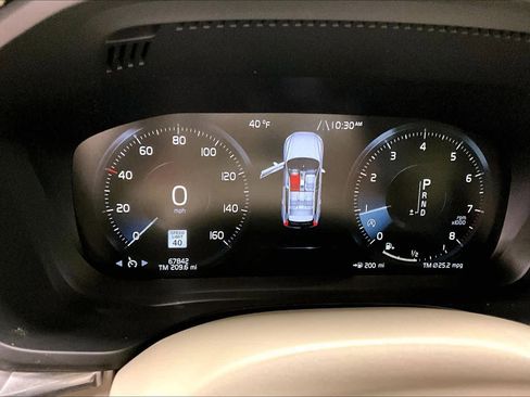 Used 2018 Volvo XC60 T5 Momentum w/ Vision Package image 26