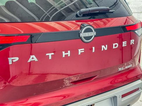 Used 2022 Nissan Pathfinder SL AWD/4WD image 16