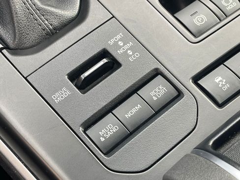 Used 2021 Toyota Highlander XLE AWD/4WD image 16
