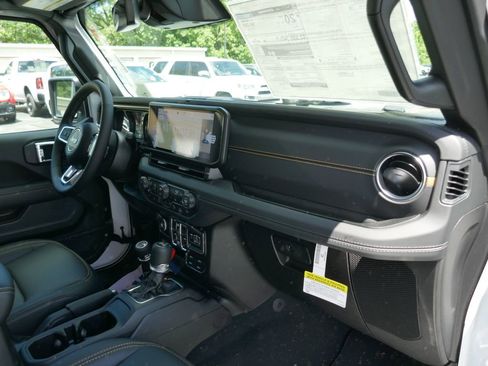 New 2026 Jeep Wrangler Unlimited Sahara AWD/4WD image 9