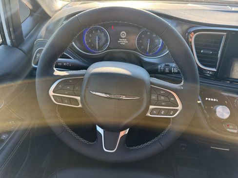 New 2026 Chrysler Pacifica Select image 12