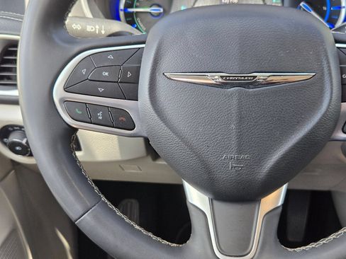 Used 2023 Chrysler Pacifica Touring-L FWD image 20