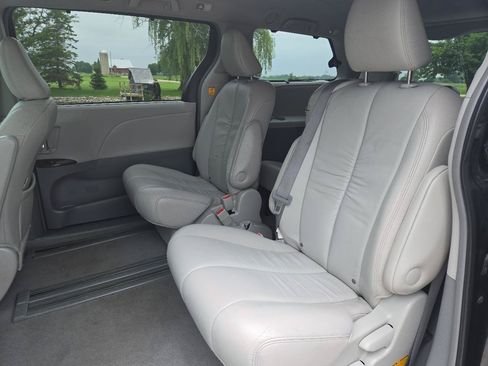 Used 2011 Toyota Sienna XLE FWD image 11
