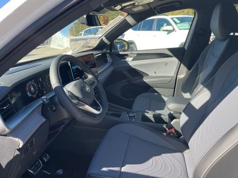 New 2026 Volkswagen Tiguan SE R-Line image 7