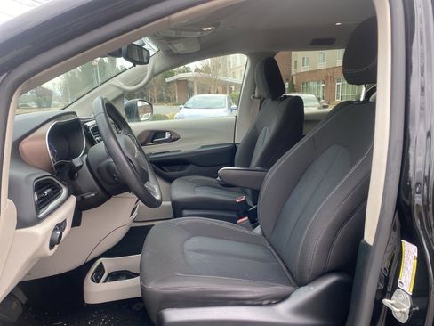 Used 2023 Chrysler Voyager LX image 14