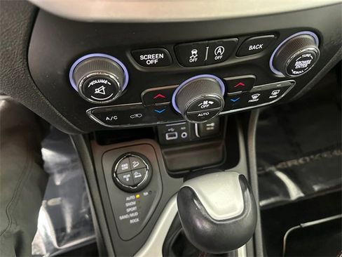 Used 2015 Jeep Cherokee Trailhawk w/ Comfort/Convenience Group image 32