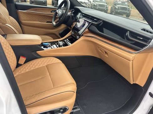 Used 2024 Jeep Grand Cherokee L Summit AWD/4WD image 17