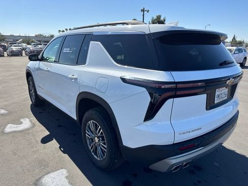 Used 2024 Chevrolet Traverse LT FWD image 3