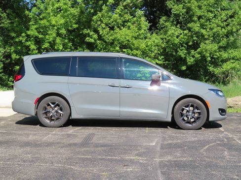 Used 2020 Chrysler Pacifica Touring-L Plus FWD image 2