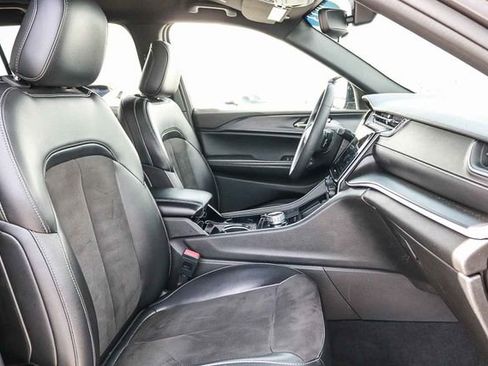 Used 2023 Jeep Grand Cherokee L Laredo image 18