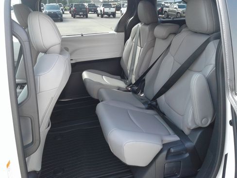 New 2026 Toyota Sienna XLE image 4