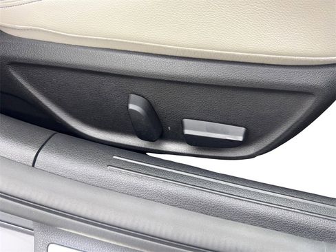 Used 2025 Genesis G70 2.5T image 47