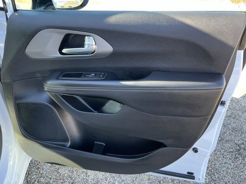 Used 2025 Chrysler Pacifica Select image 15