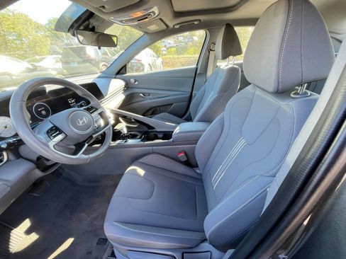 Used 2025 Hyundai Elantra SEL image 27