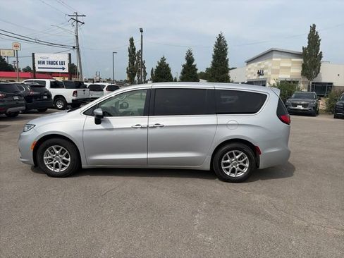 Used 2023 Chrysler Pacifica Touring-L FWD image 3