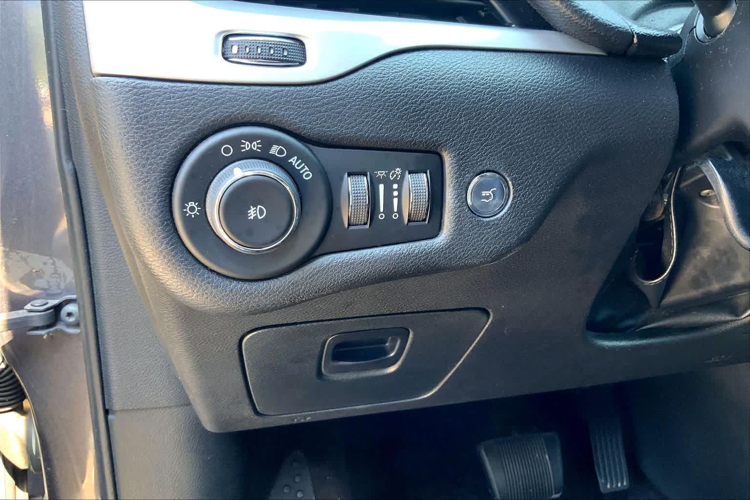 Used 2018 Jeep Cherokee Trailhawk w/ Comfort/Convenience Group AWD/4WD image 33