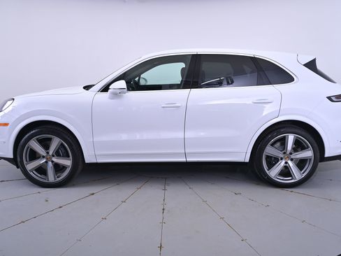 Used 2025 Porsche Cayenne image 2