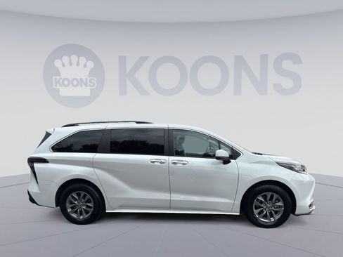 Used 2023 Toyota Sienna XLE FWD image 8