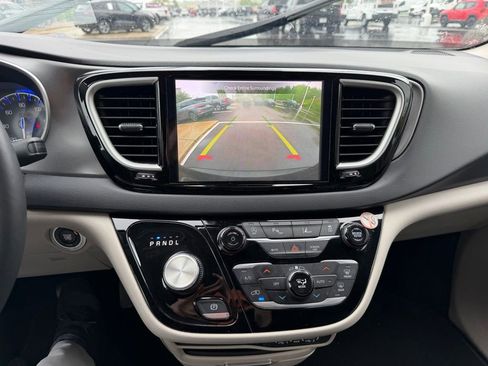 Used 2023 Chrysler Pacifica Touring-L FWD image 14