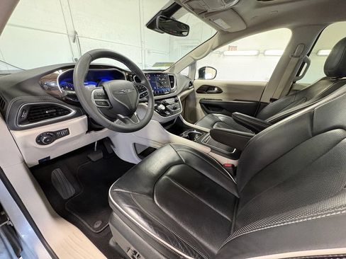 Used 2024 Chrysler Pacifica Limited FWD image 20