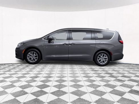 Used 2023 Chrysler Pacifica Touring-L FWD image 7