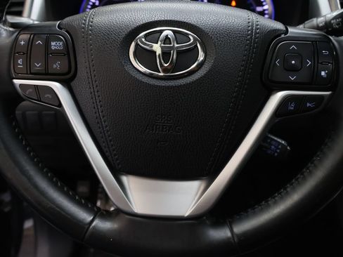 Used 2019 Toyota Highlander XLE AWD/4WD image 19