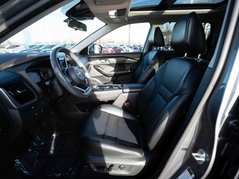 Used 2023 Nissan Rogue SV w/ SV Premium Package image 9