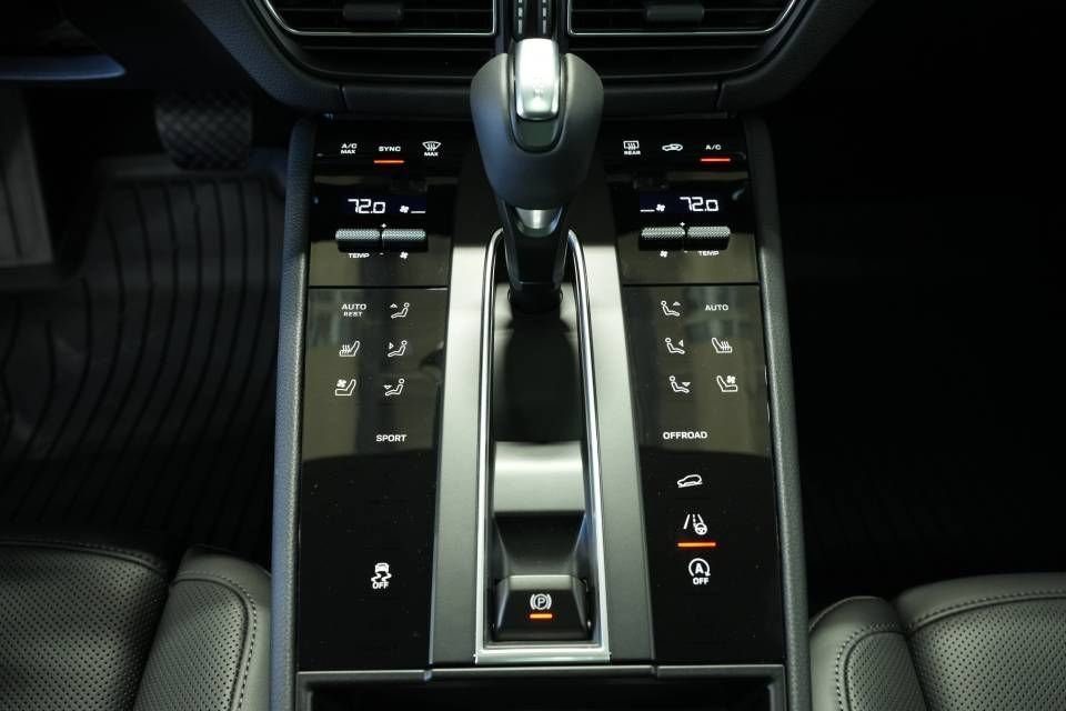 Certified 2026 Porsche Macan AWD/4WD image 23