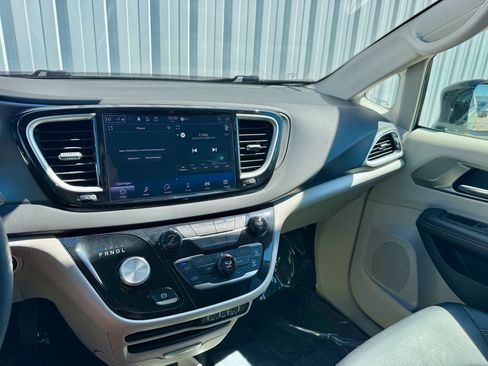 Used 2024 Chrysler Pacifica Touring-L FWD image 23