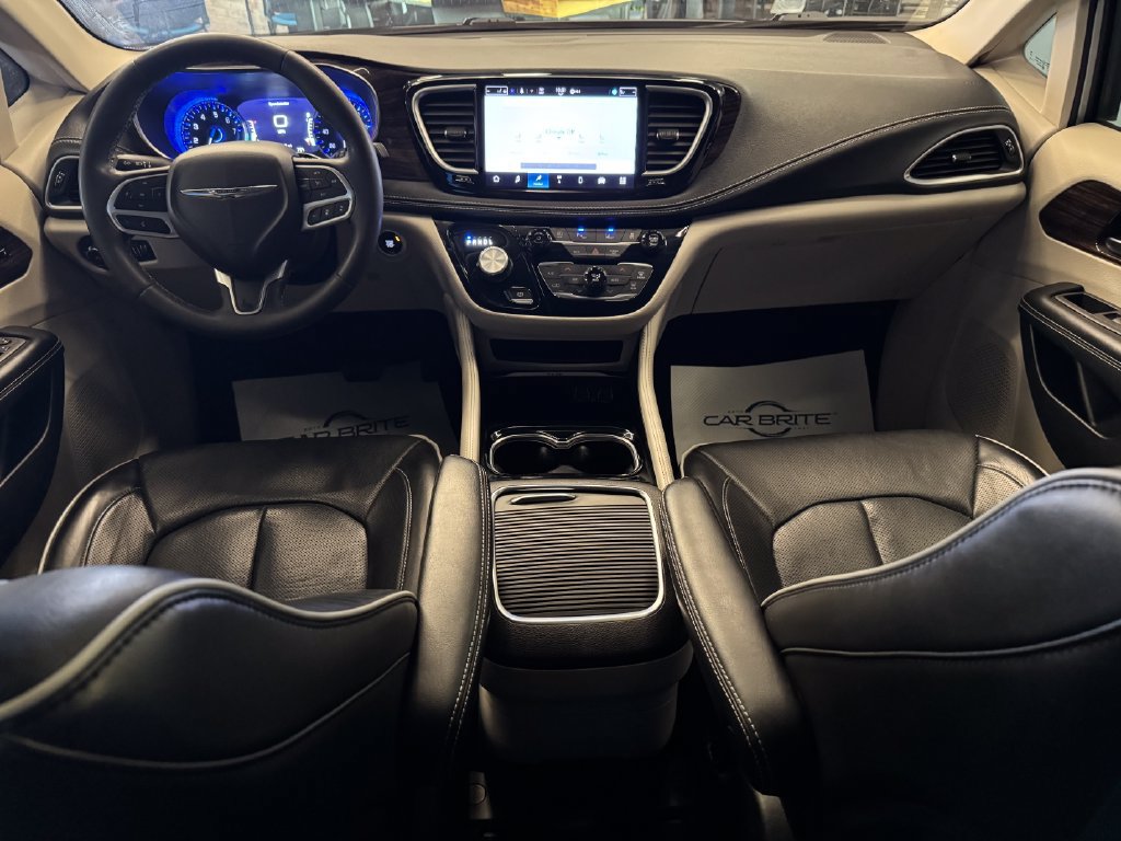 Used 2023 Chrysler Pacifica Limited FWD image 9