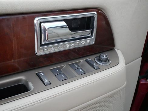 Used 2014 Lincoln Navigator 4WD image 19