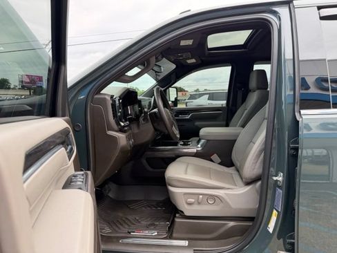 Used 2025 Chevrolet Silverado 2500 LTZ w/ LTZ Premium Package AWD/4WD image 9