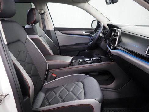 Used 2025 Volkswagen Atlas Peak Edition image 15