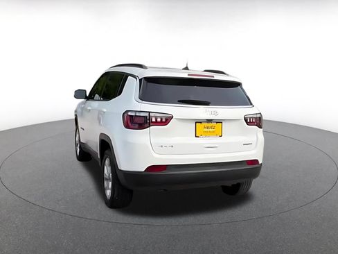 Used 2025 Jeep Compass Latitude AWD/4WD image 10