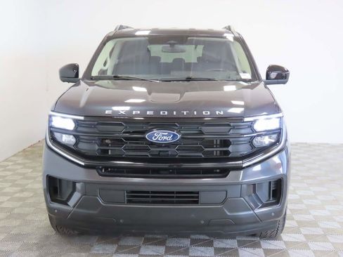 Used 2025 Ford Expedition Active AWD/4WD image 2